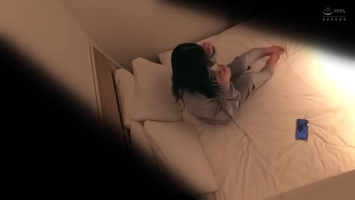 MIDE-566爱责备的小恶魔女经纪人射精管理训练伊东千奈美海报剧照